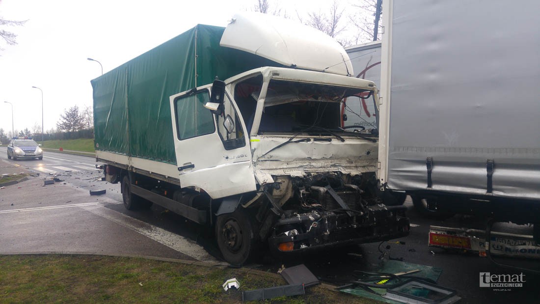 Zderzenie dwóch ciężarówek w Białym Borze. Kierowca przysnął?