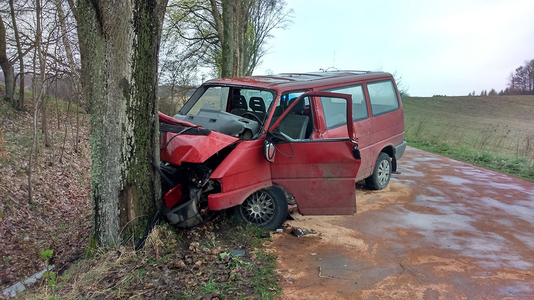 Vw transporter uderzył w drzewo. Trzech mężczyzn trafiło do szpitala