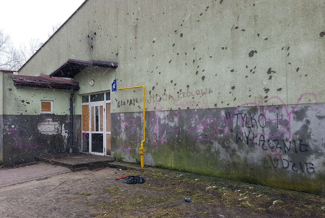 Ktoś podpalił plecak pod drzwiami mieszkania