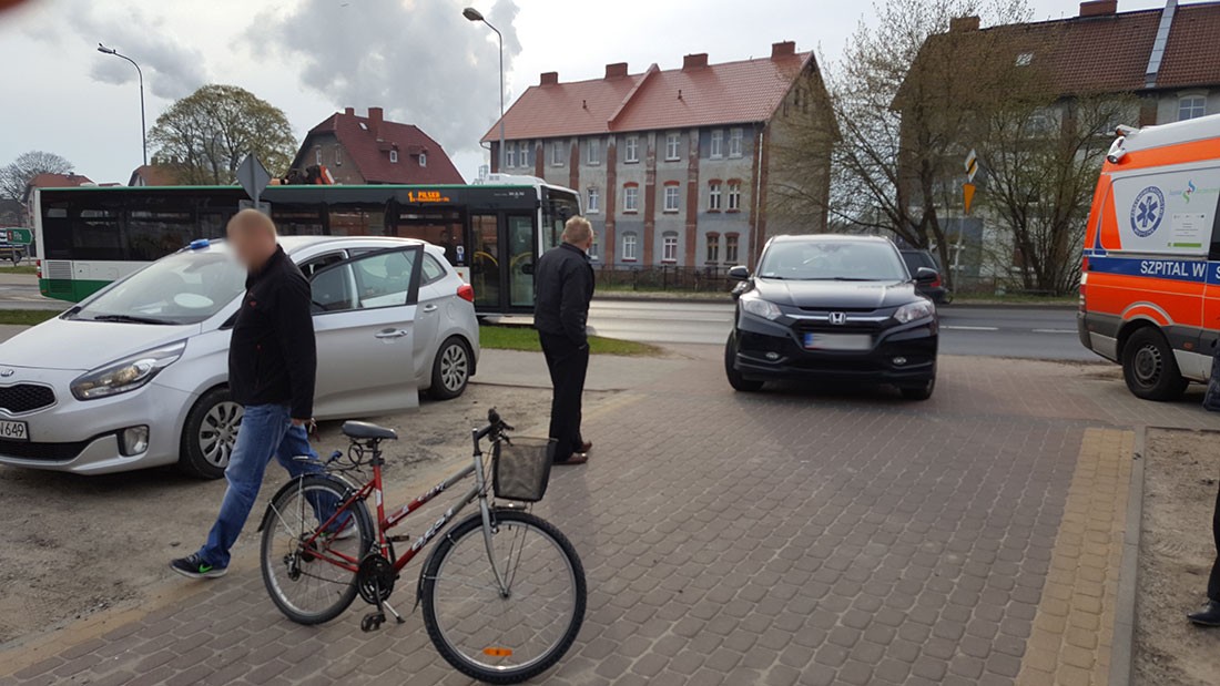Ul. Sikorskiego: Rowerzystka potrącona na chodniku