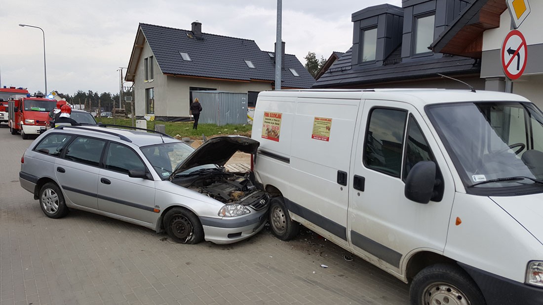 Zablokowało pedał z gazem. Młody kierowca wbił się w dostawczaka