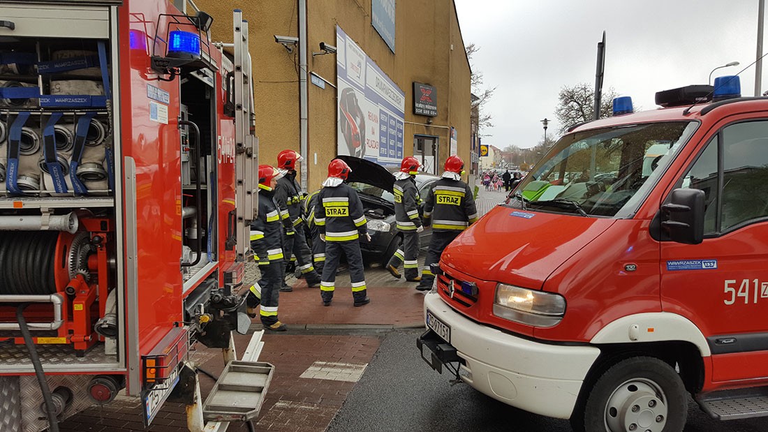 Wjechała w rurę z gazem. Wypadek w centrum Szczecinka