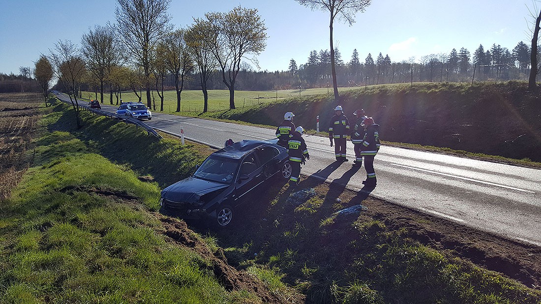 Kia wpadła do rowu, unikając zderzenia. Poszkodowane dziecko