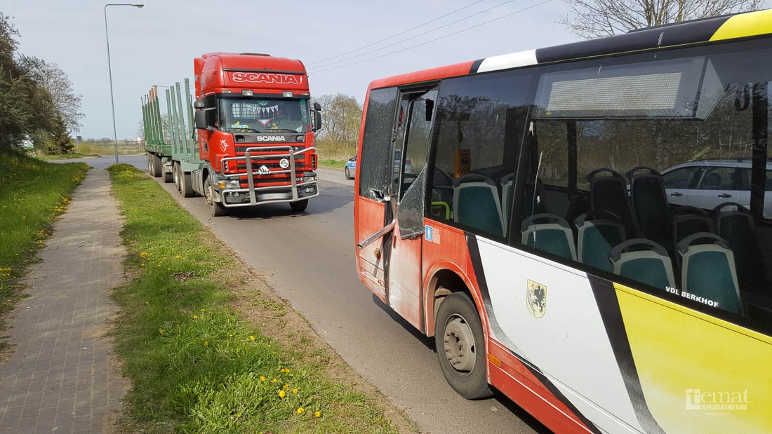 W autobus miejski uderzyła ciężarówka do przewozu drewna