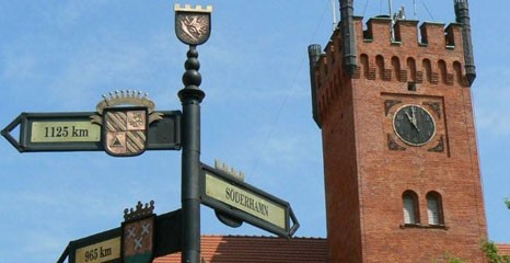 Nowe drogowskazy – na placu przed ratuszem