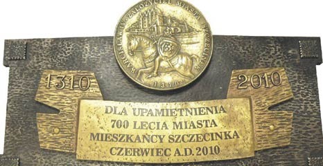 Tablica na kolejnych 700 lat