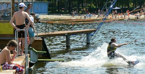 Co ma plaża do wyciągu? Tu się kąpią, tam ślizgają