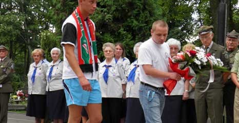 Kibice Wielimia i Legii Warszawa wraz z harcerzami złożyli kwiaty na szczecineckim cmentarzu