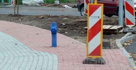Ścieżką prosto w… hydrant. Niemożliwe? A jednak