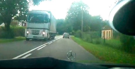 Mercedes jedzie ze Szczecinka do Bornego. 10 minut (video)