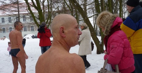 Nowa zimowa tradycja – Andrzej Kowal zachęca do lodowatych kąpieli  (video)