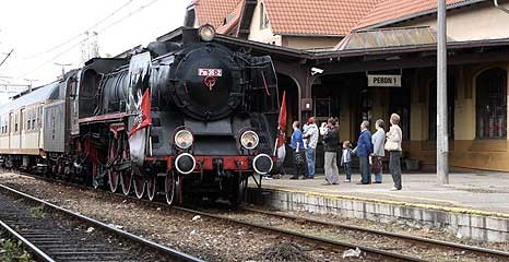 Zabytkowa lokomotywa na rozpadającym się dworcu (+video)