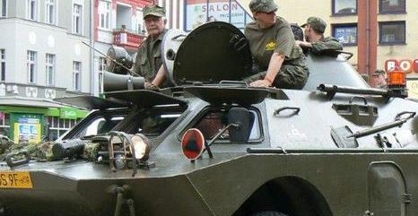 Piknik militarny przed ratuszem - na Zlocie 