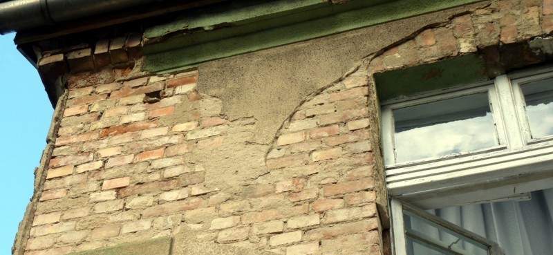 Kolejny budynek się wali