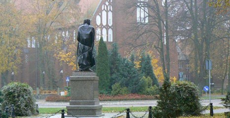 Marszałek opatulony. Czeka na odsłonięcie
