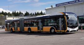 Autobus przegubowy w Szczecinku. Jest czeski i żółty