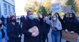 Awantura podczas protestów pod zamkiem: Kuria Biskupia odcina się od działań księdza