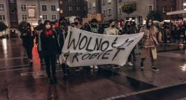 Strajk Kobiet w Szczecinku. Trochę krzyków, trochę prowokacji, byli też antycovidowcy