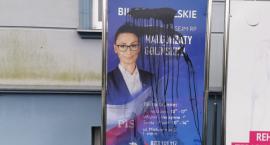 Dewastacja tablicy biura poseł Golińskiej. Ma związek ze Strajkiem Kobiet?