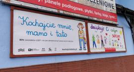 Plakaty LGBT już na ulicach Szczecinka. „Kochajcie mnie mamo i tato