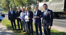 Wicewojewoda na ul. Narutowicza. Zapowiada przejście dla pieszych