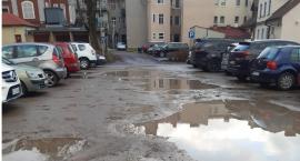 Czytelnik o zalanym wodą parkingu w centrum miasta: Czy tu też powstanie apartamentowiec?