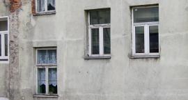 Mieszka z chorą matką i dwójką dzieci, ledwo wiąże koniec z końcem. Czy mieszkanie naprawdę jej się nie należy?