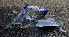 Uczniowie liceum skończyli lekcje i poszli... na wódkę. Przyłapała ich kamera
