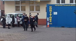 Badanie na koronawirusa. Kolejka po wymazy wcale nie musi być kolejką po zdrowie