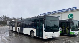 Przegubowy autobus wyjeżdża na ulice Szczecinka