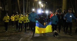 150 osób pobiegło dla Ukrainy w wieczornym biegu w Szczecinku