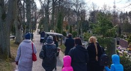 „Kiedy doświadczamy cierpienia, trudno uwierzyć Bogu”. W Szczecinku pochowano 12 dzieci