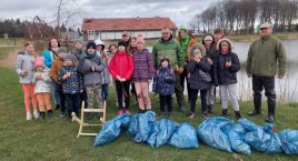 Worki pełne śmieci i ogromny glonojad. Posprzątali jeziorko na ul. Kopernika