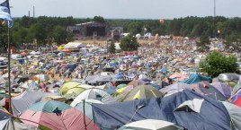 Pol’and’Rock Festival. Zaniepokojony mieszkaniec Szczecinka pyta o drogi, pociągi, WC na dworcu i alkohol