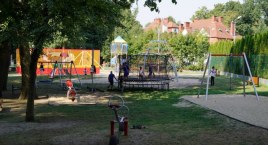 Libacja na placu zabaw. Pijany niszczył ogrodzenie i chciał się bić