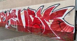 „Krwawe”  graffiti w centrum Szczecinka