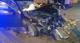 Rozpędzone BMW uderzyło w budynek