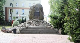 Kamień z wojennymi bliznami. W rocznicę odsłonięcia