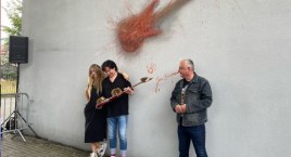 Rozmazana gitara na ścianie. Za to z podpisem legendy polskiego rocka