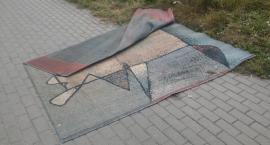 Re:Historia porzuconego dywanu z ulicy Szkolnej. “Przemieszcza się” już kilka miesięcy