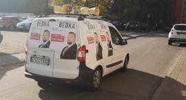 Straż miejska vs. M. Bedka. Komendant: Widziałem go za kierownicą, kiedy wygłaszał komunikat