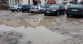 Parking w centrum Szczecinka z wiecznymi wyrwami. Kiedy poprawa?