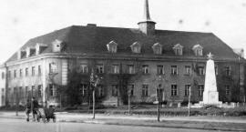 Żeby pamiętali, kto tu rządzi. Krótka historia pomnika koło poczty