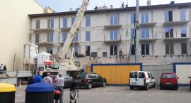 Ciężki sprzęt budowlany rozjechał podwórko. Jest wyrok sądu, ale ciężarówki nadal kursują