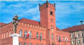 Pomnik „Włapki” w centrum Szczecinka nie pasuje, ponieważ jest zabytkowe. Urzędnicy wolą kosmiczne ławki 