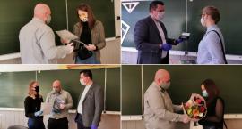 Maturzyści ze Szczecinka odbierają swoje świadectwa i dyplomy. Z wirusem w tle