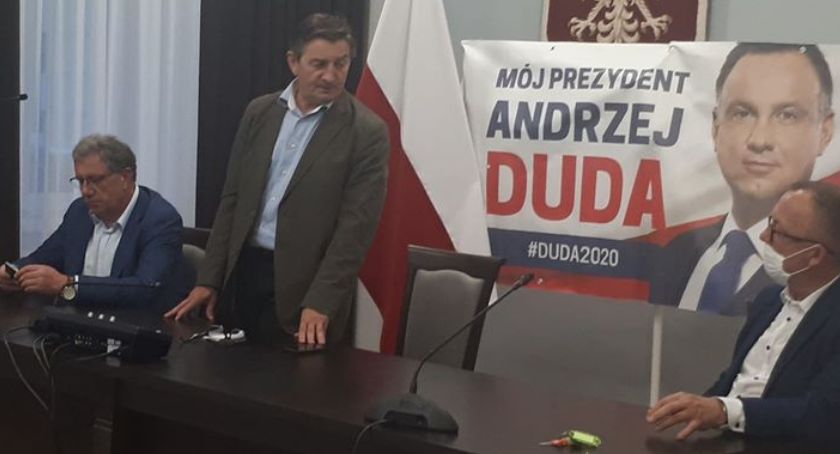 Starostwo zamknięte dla petentów, dla działaczy PiS stoi otworem. Czy urząd to miejsce na spotkania wyborcze?