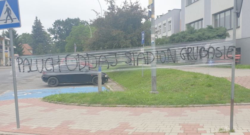 Stadion JKS w rękach miasta. Obraźliwy baner, tłumaczenie burmistrza i riposta zarządu klubu 