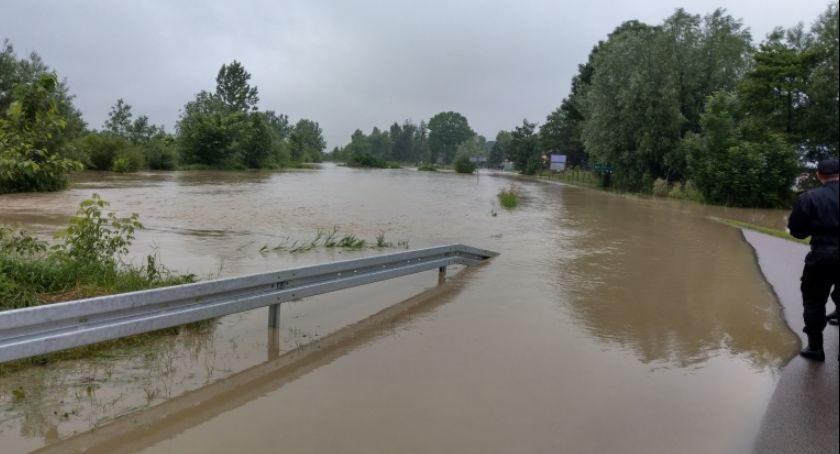  Woda niszczyła drogi i mosty