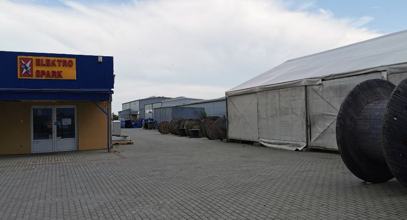 Droga ma biec pomiędzy budynkami firm. Właściciele martwią się o ich los